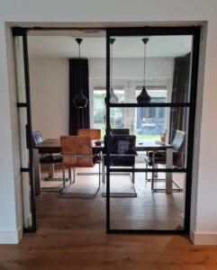 Ensuite deuren van staal, Schuifdeur van staal en glas soft close systeem, soft close, schuifdeur staal, Deuren van staal, maatwerk deuren van staal, stalen deuren, op maat gemaakt, taatsdeuren van staal, stalen taatsdeuren, stalen deuren, stalen deuren met stalen kozijn, stalen deuren met magneetsluiting, Deuren van staal in kozijn, stalen deur 4 vlakken, stalen deuren zwart, stalen deuren wit, stalen deur zwart, stalen deur wit, stalen deur op maat magneetsluiting, Deuren van staal magneetsluiting, deuren en kozijnen van staal, handwerk stalen deuren op maat, sieben design