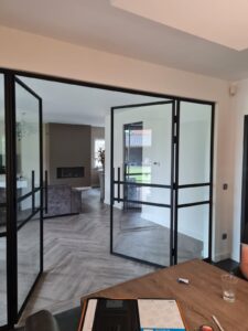 Scheidingswand met taatsdeuren van staal en glas, Siebendesing.nl