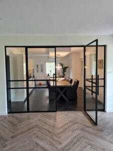 Scheidingswand met taatsdeuren van staal en glas, Siebendesign.nl