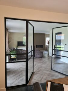 scheidingswand met taatsdeuren van staal en glas, Siebendesign.nl