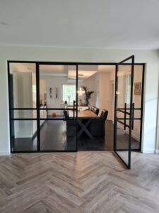 scheidingswand met taatsdeuren van staal en glas, Siebendesign.nl