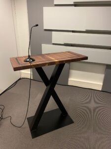 speciale tafelpoot van staal op maat by Siebendesign.nl, tafelblad by Aywood.nl