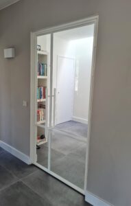 lekker veel licht door te kiezen voor wit, stalen deur en raamkozijn op maat gemaakt door Siebendesign.nl, taatsdeur, scharnierdeur, raamkozijn, maatwerk in staal, persoonlijk
