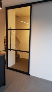 Deuren van staal, maatwerk deuren van staal, stalen deuren, op maat gemaakt, taatsdeuren van staal, stalen taatsdeuren, stalen deuren, stalen deuren met stalen kozijn, stalen deuren met magneetsluiting, Deuren van staal in kozijn, stalen deur 4 vlakken, stalen deuren zwart, stalen deuren wit, stalen deur zwart, stalen deur wit, stalen deur op maat magneetsluiting, Deuren van staal magneetsluiting, deuren en kozijnen van staal, handwerk stalen deuren op maat, sieben design