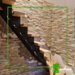 Stalen trap met eiken treden op maat gemaakt door Siebendesign.nl. Voor al uw interieurprojecten met staal. We helpen u graag met mogelijk maken wat onmogelijk lijkt. Stalen deuren, taatsdeuren van staal, keuken opbergrek, wandkasten , tafels en stalen tafelpoten en meer