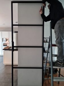 Dubbele taats deuren van staal en op maat gemaakt door Siebendesign.nl. alle stalen deuren worden voorzien van gelaagd glas. Vlakverdeling en handgreep naar wens van de klant. We geven u een eerlijke prijs inclusief de montage en inmeten. Hierdoor geen verrassingen achteraf. We verzorgen maatwerk interieur van staal van een hoge kwaliteit. Neem gerust contact op als u vragen heeft.