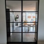 Dubbele taats deuren van staal en op maat gemaakt door Siebendesign.nl. alle stalen deuren worden voorzien van gelaagd glas. Vlakverdeling en handgreep naar wens van de klant. We geven u een eerlijke prijs inclusief de montage en inmeten. Hierdoor geen verrassingen achteraf. We verzorgen maatwerk interieur van staal van een hoge kwaliteit. Neem gerust contact op als u vragen heeft.