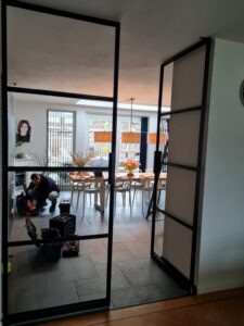 Dubbele taats deuren van staal en op maat gemaakt door Siebendesign.nl. alle stalen deuren worden voorzien van gelaagd glas. Vlakverdeling en handgreep naar wens van de klant. We geven u een eerlijke prijs inclusief de montage en inmeten. Hierdoor geen verrassingen achteraf. We verzorgen maatwerk interieur van staal van een hoge kwaliteit. Neem gerust contact op als u vragen heeft.