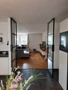 Dubbele taats deuren van staal en op maat gemaakt door Siebendesign.nl. alle stalen deuren worden voorzien van gelaagd glas. Vlakverdeling en handgreep naar wens van de klant. We geven u een eerlijke prijs inclusief de montage en inmeten. Hierdoor geen verrassingen achteraf. We verzorgen maatwerk interieur van staal van een hoge kwaliteit. Neem gerust contact op als u vragen heeft.