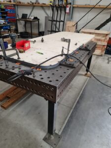 Eetkamertafel met stalen rand en stalen onderstel op maat. Eiken blad met afgeronde hoeken, tafel met zwart stalen rand, Tafels op maat, Siebendesign