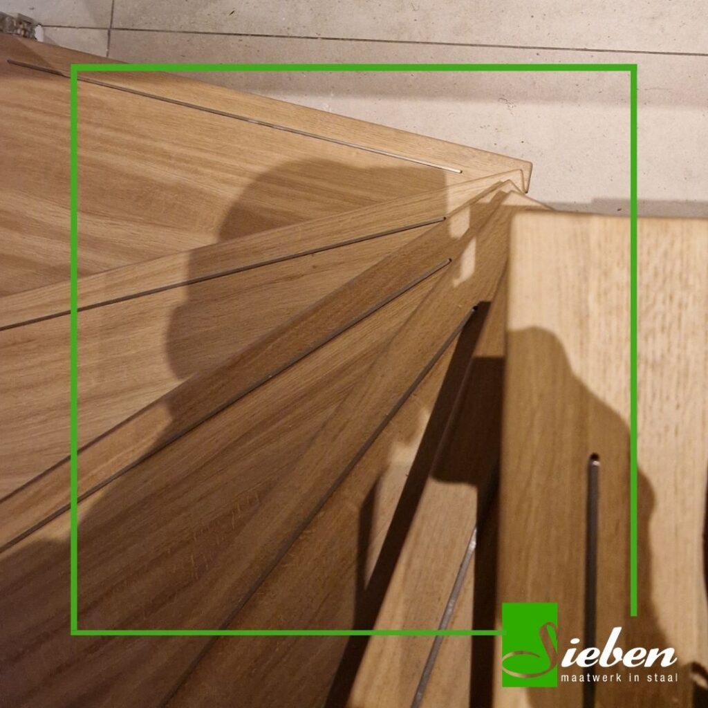 Stalen trap met eiken treden op maat gemaakt door Siebendesign.nl. Voor al uw interieurprojecten met staal. We helpen u graag met mogelijk maken wat onmogelijk lijkt. Stalen deuren, taatsdeuren van staal, keuken opbergrek, wandkasten , tafels en stalen tafelpoten en meer