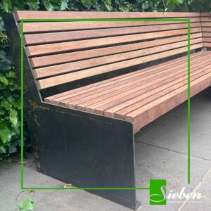 Tuinbank van staal met houten balken,