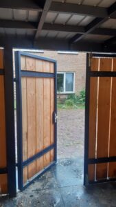 Deure tuinhuis van staal en hout