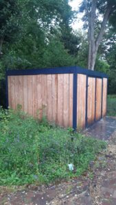 Tuinhuis van staal en hout met deuren op maat gemaakt