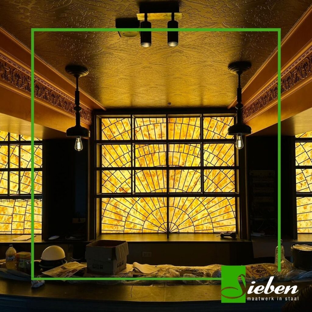 Kast en achterwand bar op maat. Waaier en kast in horeca by Siebendesign.nl