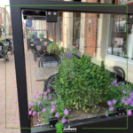 Windscherm van staal en glas met plantenbak, terrasafscheiding, Siebendesign.nl