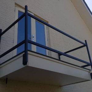 Steiger, poort, bloembak, bloembakken, plantenbak, plantenbak van staal, bloembak van staal, plantenbak op maat, bloembak op maat, bloembak cortenstaal, plantenbak cortenstaal, lamp, buitenlamp, lamp staal, lamp cortenstaal. Tuinscherm op maat, tuinschermen op maat, tuinscherm cortenstaal, tuinscherm staal, poorten van staal, poort op maat, voordeur portaal, overkapping van staal, tuinbank van staal en hout, tuintafel staal en hout. Cortenstaal tuinartikelen, Stalen tuinartikelen, tuin op maat.bordes staal, bordes cortenstaal, windscherm, staal op maat, cortenstaal op maat. Tuinverlichting, tuinverlichting op maathoreca, terras, fietsenstalling van staal, cortenstaal, balkon, houthok, houtopslag