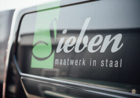 Nieuwe bus, Siebendesign, Autobelettering Eindhoven.nl, Fotonicolai.nl, Bestpoint productions, Maatwerk staal, Interieurbouw in staal, lassen, 3d cad, werkplaats, vakmanschap, Sieben design en techniek