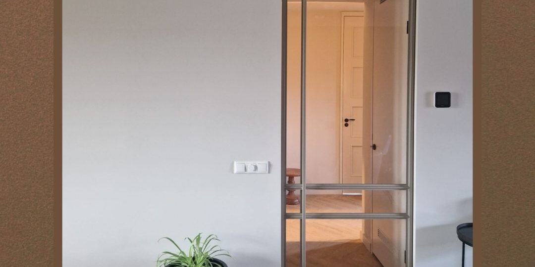 Maatwerk stalen taatsdeur in de kleur CHampagne by Siebendesign.nl
