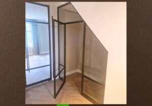 Glazen Wand Met Deur Onde Trap. In Brons Met Brons Glas. Op Maat Gemaakt Door Siebendesign.nl