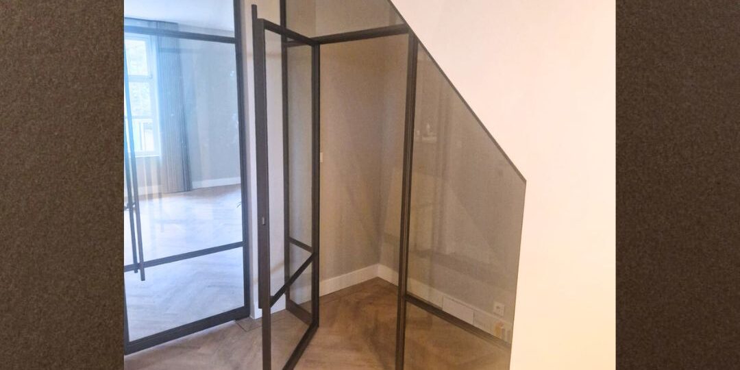 Glazen Wand Met Deur Onde Trap. In Brons Met Brons Glas. Op Maat Gemaakt Door Siebendesign.nl