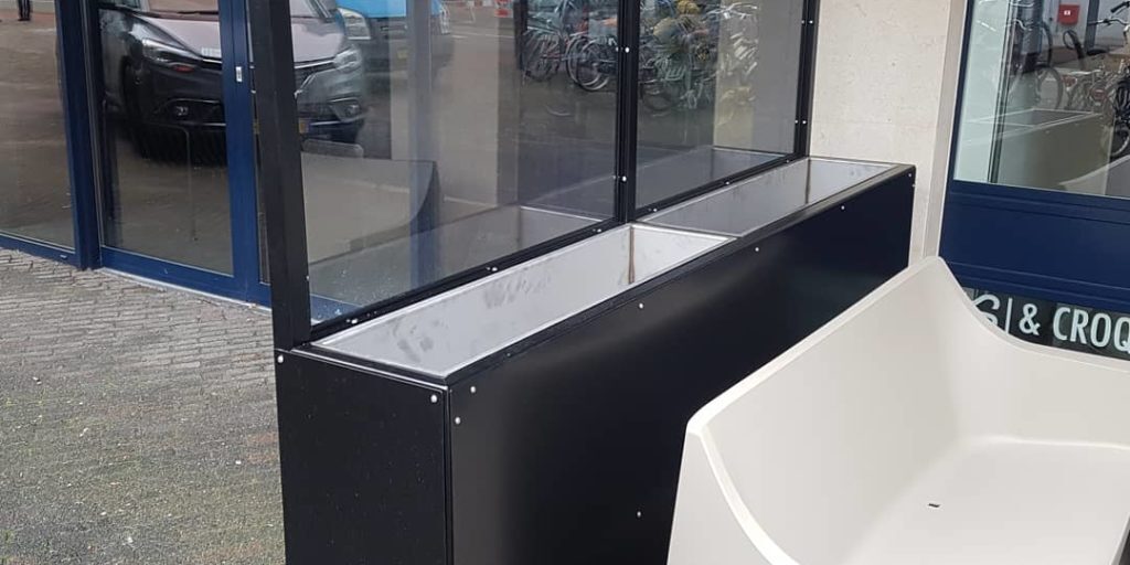 Steiger, poort, bloembak, bloembakken, plantenbak, plantenbak van staal, bloembak van staal, plantenbak op maat, bloembak op maat, bloembak cortenstaal, plantenbak cortenstaal, lamp, buitenlamp, lamp staal, lamp cortenstaal. Tuinscherm op maat, tuinschermen op maat, tuinscherm cortenstaal, tuinscherm staal, poorten van staal, poort op maat, voordeur portaal, overkapping van staal, tuinbank van staal en hout, tuintafel staal en hout. Cortenstaal tuinartikelen, Stalen tuinartikelen, tuin op maat.bordes staal, bordes cortenstaal, windscherm, staal op maat, cortenstaal op maat. Tuinverlichting, tuinverlichting op maathoreca, terras, fietsenstalling van staal, cortenstaal, balkon, houthok, houtopslag