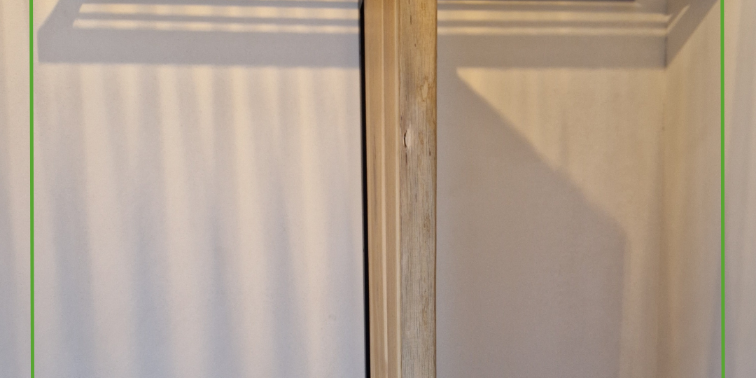 Kapstok van staal en hout met boomstam blad. Op maat gemaakt interieur van staal en hout.
