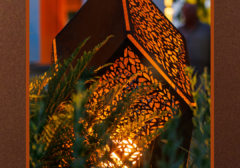 Exclusief lichtsculptuur van cortenstaal. Echte kunst met warme sfeervolle verlichting met de hand gemaakt.