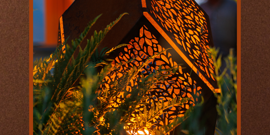 Exclusief lichtsculptuur van cortenstaal. Echte kunst met warme sfeervolle verlichting met de hand gemaakt.