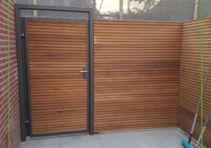 Maatwerk poort afsluitbaar staal en hout by Siebendesign.nl