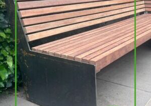 Tuinbank in cortenstaal of staal gecoat in kleur met houten balken by Siebendesign.nl