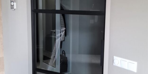stalen trapleuning en taatsdeur met grijs flow glas by siebendesign.nl