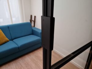 Schuifdeur van staal en glas soft close systeem, soft close, schuifdeur staal, Deuren van staal, maatwerk deuren van staal, stalen deuren, op maat gemaakt, taatsdeuren van staal, stalen taatsdeuren, stalen deuren, stalen deuren met stalen kozijn, stalen deuren met magneetsluiting, Deuren van staal in kozijn, stalen deur 4 vlakken, stalen deuren zwart, stalen deuren wit, stalen deur zwart, stalen deur wit, stalen deur op maat magneetsluiting, Deuren van staal magneetsluiting, deuren en kozijnen van staal, handwerk stalen deuren op maat, sieben design
