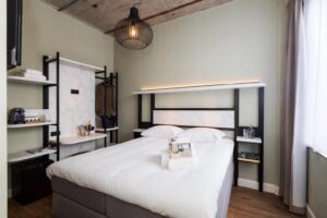 Interieur, interieurstylist, interieurarchitect, horeca interieur, horeca, winkel winkelinterieur, bar voetsteps, flessenhemel, flessenrek, baropbouw, tafel, tafels, balustrade, balustrade op maat, design, interieurontwerp, café, bar, hotel, restaurant, wijnkast, wijnrek, industrieel wijnrek, industriële wijnkast, horeca aankleding, industrieel kledingrek, broekenwand, broekenkast, industriële kledingrekken, kassa, vitrine, vitrinekast, zwart staal, staal op maat, op maat gemaakt, gecoat, 3d tekeningen, interieurbouw, interieur op maat, tafelpoten, barkruk, glazenrek, paskamer, design, staal, RVS, kast van staal, stalen deuren, deuren van staal, deuren van staal en glas, ontwerp, op maat, trap, aankleding, industriële wijnkast, industrieel wijnrek, windscherm, terras, fietsenrek, fietsenhok, lamp, lampen, verlichting, rek, hotelkamer inrichting