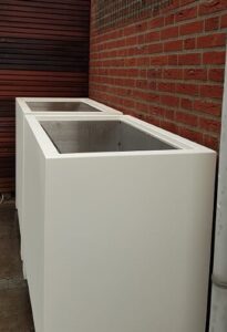 Steiger, poort, bloembak, bloembakken, plantenbak, plantenbak van staal, bloembak van staal, plantenbak op maat, bloembak op maat, bloembak cortenstaal, plantenbak cortenstaal, lamp, buitenlamp, lamp staal, lamp cortenstaal. Tuinscherm op maat, tuinschermen op maat, tuinscherm cortenstaal, tuinscherm staal, poorten van staal, poort op maat, voordeur portaal, overkapping van staal, tuinbank van staal en hout, tuintafel staal en hout. Cortenstaal tuinartikelen, Stalen tuinartikelen, tuin op maat.bordes staal, bordes cortenstaal, windscherm, staal op maat, cortenstaal op maat. Tuinverlichting, tuinverlichting op maathoreca, terras, fietsenstalling van staal, cortenstaal, balkon, houthok, houtopslag, plantenbakken van staal wit, plantenbakken op maat, Sieben design, bloembakken van staal wit, witte bloembak staal, witte plantenbak staal