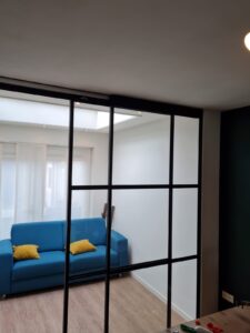 Schuifdeur van staal en glas soft close systeem, soft close, schuifdeur staal, Deuren van staal, maatwerk deuren van staal, stalen deuren, op maat gemaakt, taatsdeuren van staal, stalen taatsdeuren, stalen deuren, stalen deuren met stalen kozijn, stalen deuren met magneetsluiting, Deuren van staal in kozijn, stalen deur 4 vlakken, stalen deuren zwart, stalen deuren wit, stalen deur zwart, stalen deur wit, stalen deur op maat magneetsluiting, Deuren van staal magneetsluiting, deuren en kozijnen van staal, handwerk stalen deuren op maat, sieben design