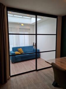 Schuifdeur van staal en glas soft close systeem, soft close, schuifdeur staal, Deuren van staal, maatwerk deuren van staal, stalen deuren, op maat gemaakt, taatsdeuren van staal, stalen taatsdeuren, stalen deuren, stalen deuren met stalen kozijn, stalen deuren met magneetsluiting, Deuren van staal in kozijn, stalen deur 4 vlakken, stalen deuren zwart, stalen deuren wit, stalen deur zwart, stalen deur wit, stalen deur op maat magneetsluiting, Deuren van staal magneetsluiting, deuren en kozijnen van staal, handwerk stalen deuren op maat, sieben design