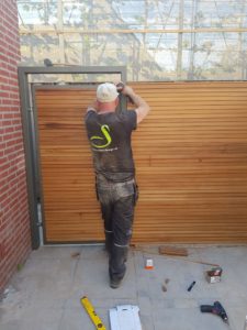 Steiger, poort, bloembak, bloembakken, plantenbak, plantenbak van staal, bloembak van staal, plantenbak op maat, bloembak op maat, bloembak cortenstaal, plantenbak cortenstaal, lamp, buitenlamp, lamp staal, lamp cortenstaal. Tuinscherm op maat, tuinschermen op maat, tuinscherm cortenstaal, tuinscherm staal, poorten van staal, poort op maat, voordeur portaal, overkapping van staal, tuinbank van staal en hout, tuintafel staal en hout. Cortenstaal tuinartikelen, Stalen tuinartikelen, tuin op maat.bordes staal, bordes cortenstaal, windscherm, staal op maat, cortenstaal op maat. Tuinverlichting, tuinverlichting op maathoreca, terras, fietsenstalling van staal, cortenstaal, balkon, houthok, houtopslag