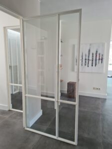 lekker veel licht door te kiezen voor wit, stalen deur en raamkozijn op maat gemaakt door Siebendesign.nl, taatsdeur, scharnierdeur, raamkozijn, maatwerk in staal, persoonlijk