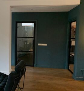 stalen ensuite schuifdeuren op maat en stalen scharnierdeuren met kozijn op maat in 1 ruimte by Siebendesign.nl