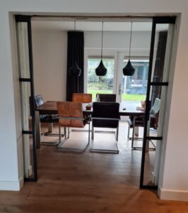 Ensuite deuren van staal, Schuifdeur van staal en glas soft close systeem, soft close, schuifdeur staal, Deuren van staal, maatwerk deuren van staal, stalen deuren, op maat gemaakt, taatsdeuren van staal, stalen taatsdeuren, stalen deuren, stalen deuren met stalen kozijn, stalen deuren met magneetsluiting, Deuren van staal in kozijn, stalen deur 4 vlakken, stalen deuren zwart, stalen deuren wit, stalen deur zwart, stalen deur wit, stalen deur op maat magneetsluiting, Deuren van staal magneetsluiting, deuren en kozijnen van staal, handwerk stalen deuren op maat, sieben design
