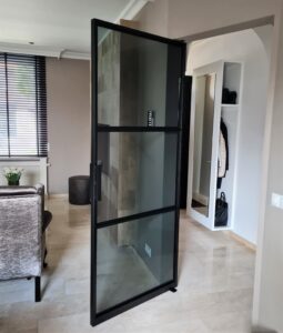stalen trapleuning en taatsdeur met grijs flow glas by siebendesign.nl