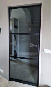 stalen trapleuning en taatsdeur met grijs flow glas by siebendesign.nl
