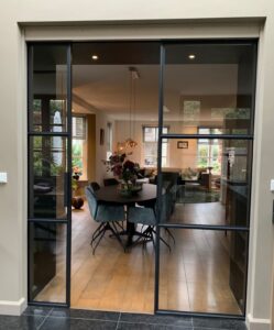 stalen ensuite schuifdeuren op maat en stalen scharnierdeuren met kozijn op maat in 1 ruimte by Siebendesign.nl
