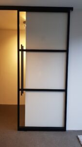 Deuren van staal, maatwerk deuren van staal, stalen deuren, op maat gemaakt, taatsdeuren van staal, stalen taatsdeuren, stalen deuren, stalen deuren met stalen kozijn, stalen deuren met magneetsluiting, Deuren van staal in kozijn, stalen deur 4 vlakken, stalen deuren zwart, stalen deuren wit, stalen deur zwart, stalen deur wit, stalen deur op maat magneetsluiting, Deuren van staal magneetsluiting, deuren en kozijnen van staal, handwerk stalen deuren op maat, sieben design