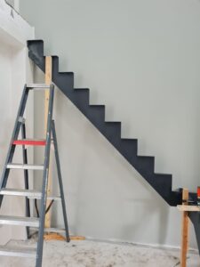 Stalen trap met eiken treden op maat gemaakt door Siebendesign.nl. Voor al uw interieurprojecten met staal. We helpen u graag met mogelijk maken wat onmogelijk lijkt. Stalen deuren, taatsdeuren van staal, keuken opbergrek, wandkasten , tafels en stalen tafelpoten en meer