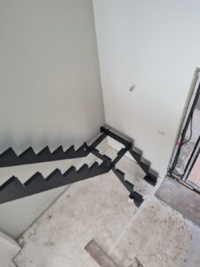 Stalen trap met eiken treden op maat gemaakt door Siebendesign.nl. Voor al uw interieurprojecten met staal. We helpen u graag met mogelijk maken wat onmogelijk lijkt. Stalen deuren, taatsdeuren van staal, keuken opbergrek, wandkasten , tafels en stalen tafelpoten en meer