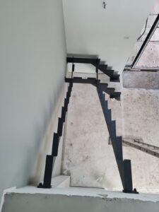 Stalen trap met eiken treden op maat gemaakt door Siebendesign.nl. Voor al uw interieurprojecten met staal. We helpen u graag met mogelijk maken wat onmogelijk lijkt. Stalen deuren, taatsdeuren van staal, keuken opbergrek, wandkasten , tafels en stalen tafelpoten en meer