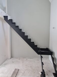 Stalen trap met eiken treden op maat gemaakt door Siebendesign.nl. Voor al uw interieurprojecten met staal. We helpen u graag met mogelijk maken wat onmogelijk lijkt. Stalen deuren, taatsdeuren van staal, keuken opbergrek, wandkasten , tafels en stalen tafelpoten en meer