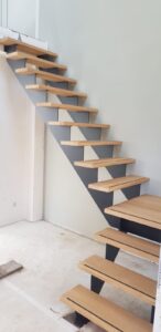 Stalen trap met eiken treden op maat gemaakt door Siebendesign.nl. Voor al uw interieurprojecten met staal. We helpen u graag met mogelijk maken wat onmogelijk lijkt. Stalen deuren, taatsdeuren van staal, keuken opbergrek, wandkasten , tafels en stalen tafelpoten en meer